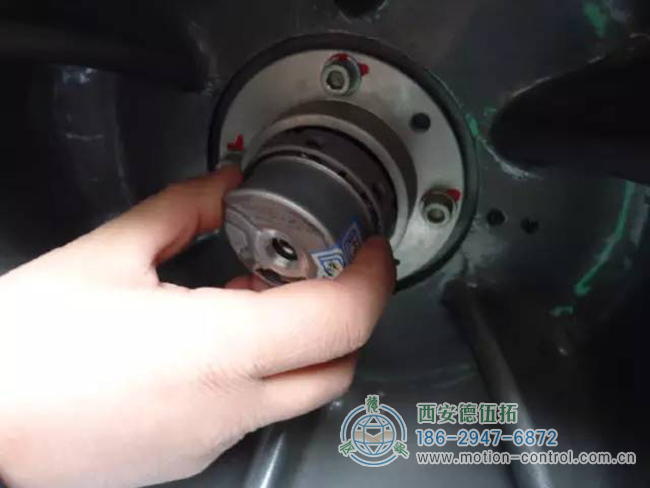 圖為一臺(tái)曳引機(jī)編碼器正在進(jìn)行檢修 圖為一臺(tái)曳引機(jī)編碼器正在進(jìn)行檢修
