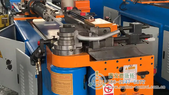 圖為彎管機(jī)工作照片 圖為彎管機(jī)工作照片